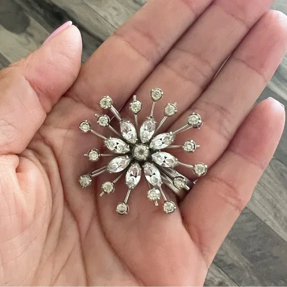 Rhinestone silver floral brooch - Picture 5 of 5